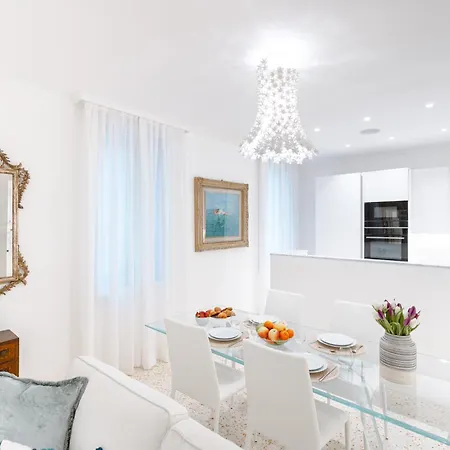 Dimora Elegante Con Esclusivo Giardino Privato
