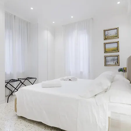 Dimora Elegante Con Esclusivo Giardino Privato