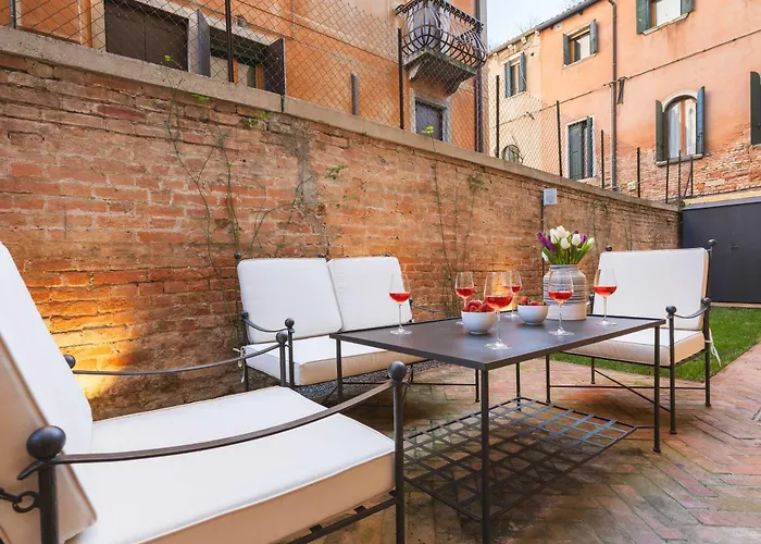 Dimora Elegante Con Esclusivo Giardino Privato Διαμέρισμα *